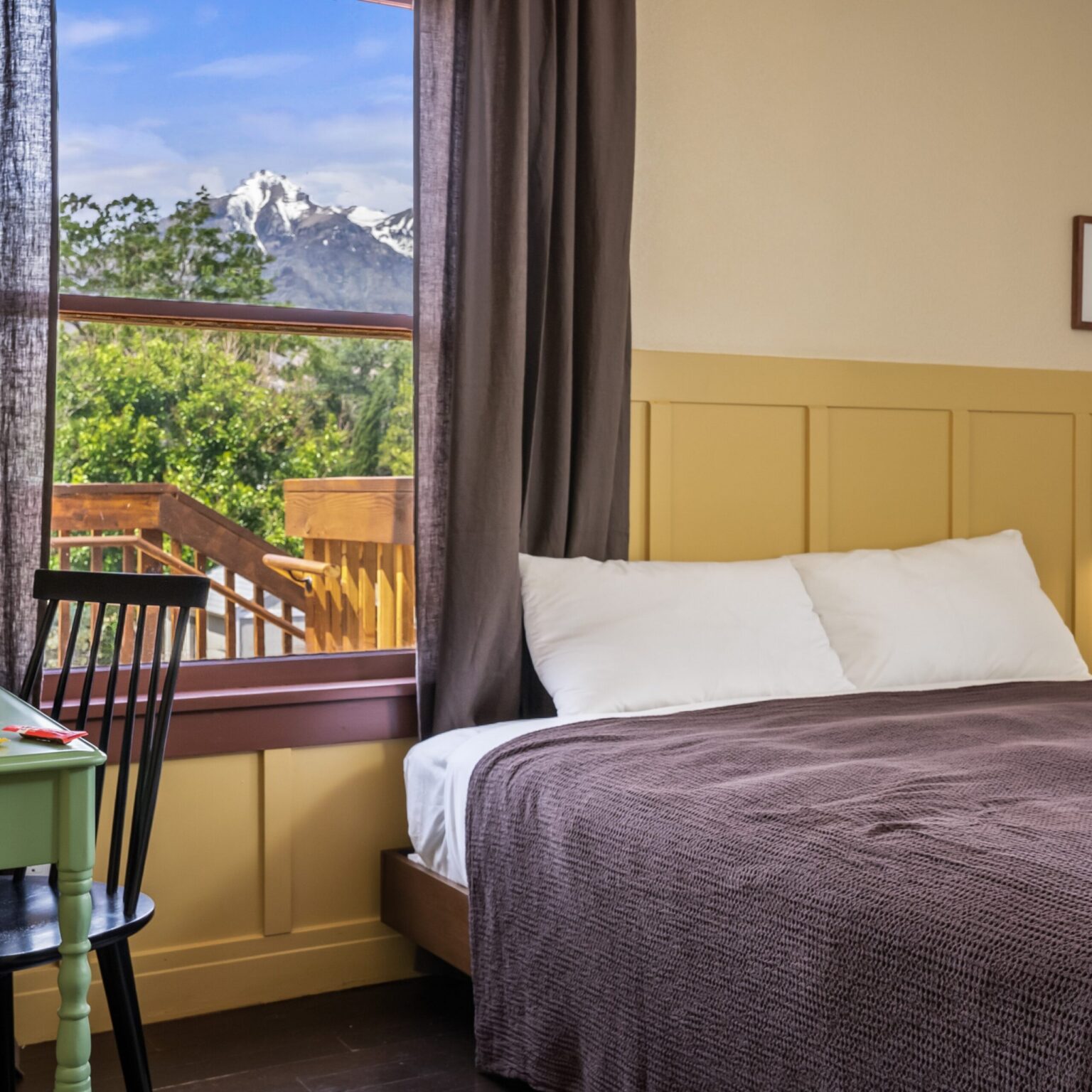 Standard room with mountain view