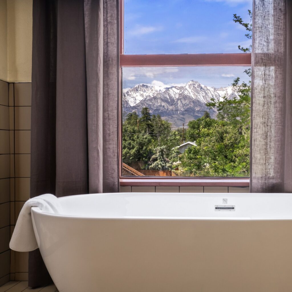 Winnedumah suite bathtub view