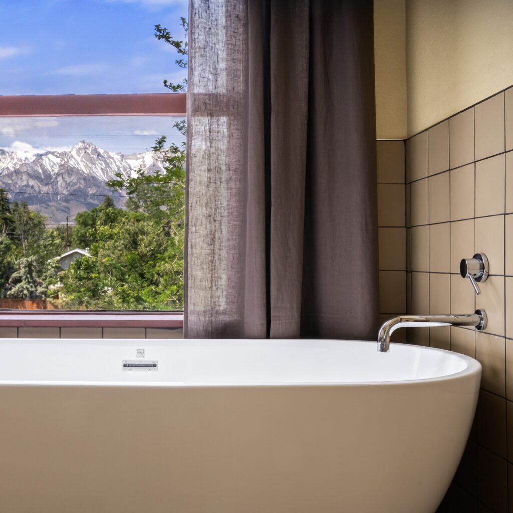 Winnedumah suite bathtub view